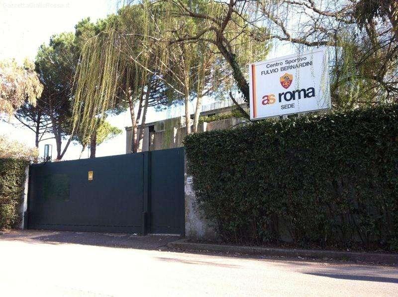 Troppe buche a Trigoria, cerchi e pneumatici distrutti per i calciatori della Roma: scoppia la rivolta