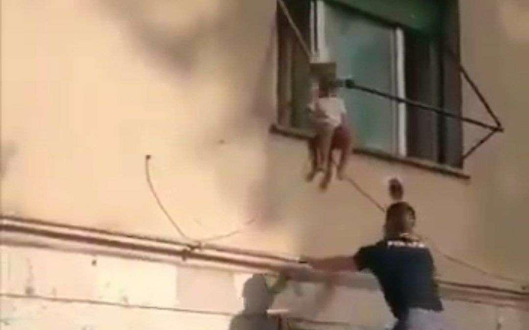 Paura a Roma, bimba in bilico sul davanzale della finestra: due poliziotti la salvano
