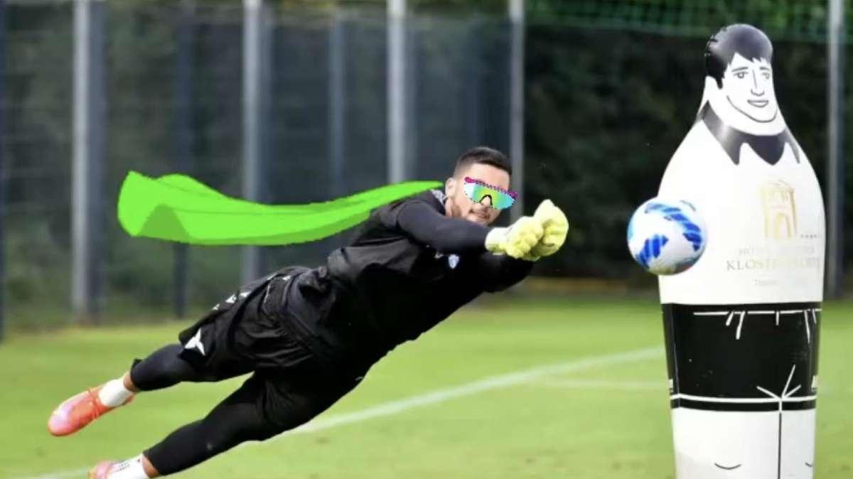 Lazio, Strakosha  e l'allenamento in versione Superman - FOTO