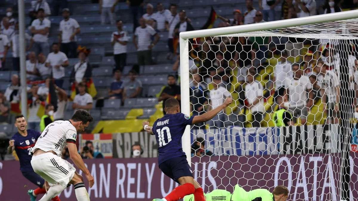 Francia - Germania, Hummels regala i tre punti ai francesi