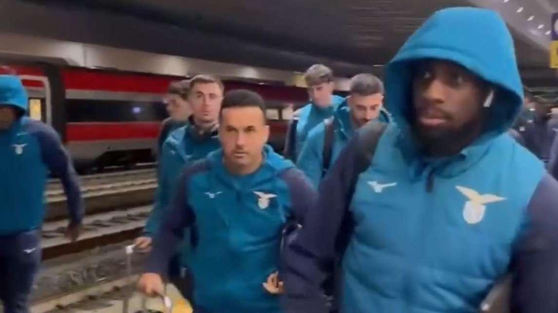 Lazio, la squadra è arrivata a Napoli: domani il big match - FOTO