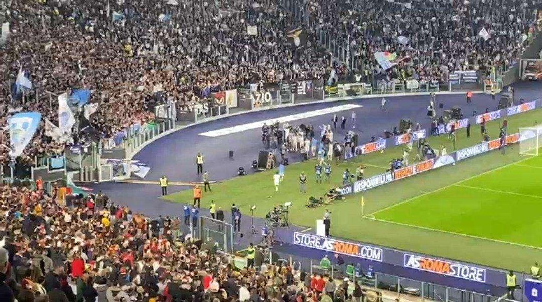 Roma - Lazio, è un Olimpico da derby: la squadra si prende l'abbraccio della Nord! - VIDEO