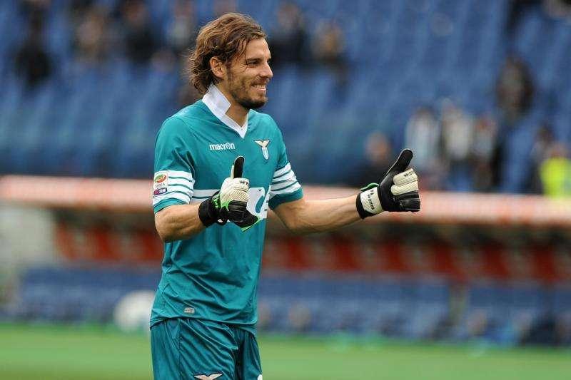 Marchetti segue la sua Lazio sugli spalti, con la maglia di Lulic... - FOTO