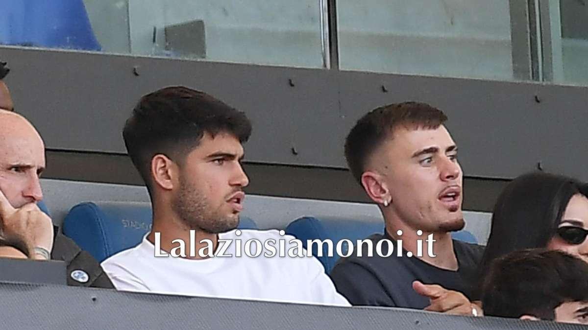 Alcaraz tinge di biancoceleste il trionfo romano: scatto speciale con Pedro e Patric