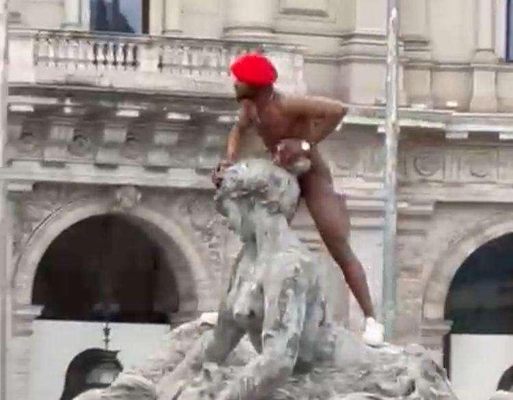 Roma, uomo nudo e minaccioso nella fontana: gli agenti lo arrestano 