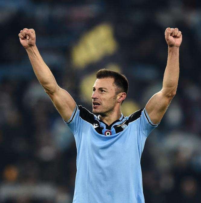 Lazio, Radu centra le 300 presenze in Serie A: l'omaggio del club - FT