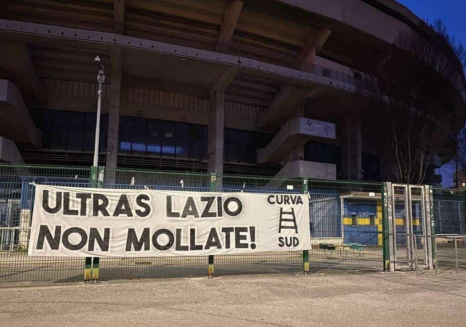 La Curva Sud del Verona omaggia la Nord: "Ultras Lazio, non mollate!" - FOTO 