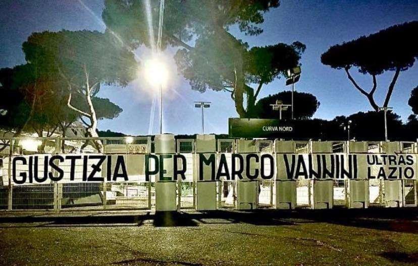 Lazio, lo striscione dei tifosi: "Giustizia per Vannini". E la famiglia ringrazia