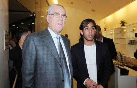 Eyal Golasa in compagnia del presidente del Maccabi Sahahar
