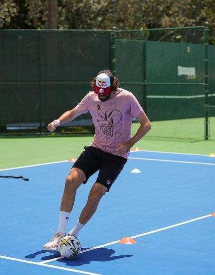 Opelka, sul campo da tennis... col pallone: "Forza Lazio" - FOTO