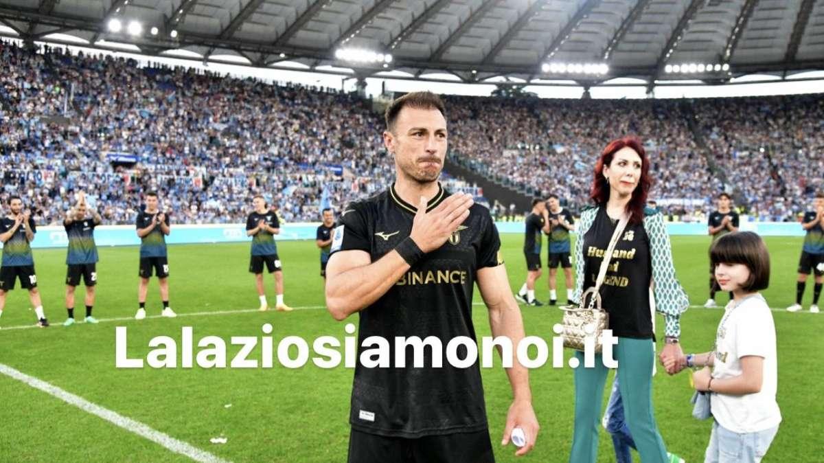 Lazio, Radu: "Non potevo avere tifosi migliori di voi, vorrei abbracciarvi tutti" - FOTO