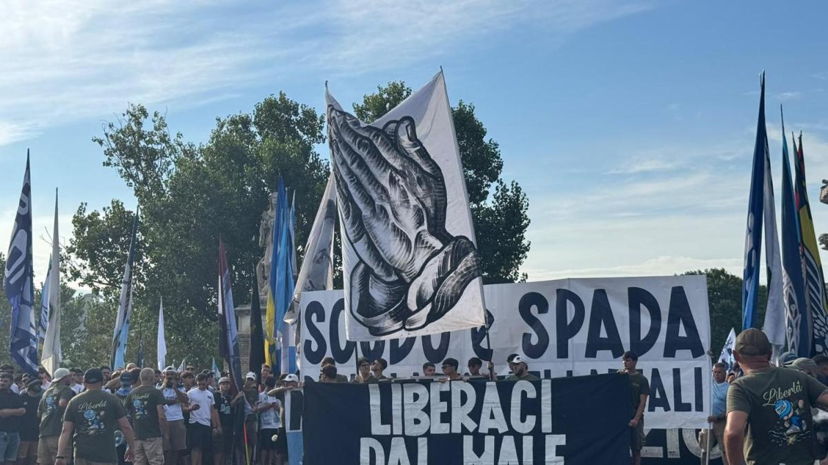 "Libera la Lazio": la protesta contro Lotito arriva fino in Thailandia - FOTO