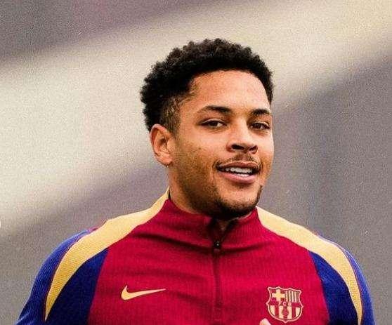 Calciomercato Lazio | Vitor Roque, Flick ha deciso il suo futuro. E dalla Spagna...
