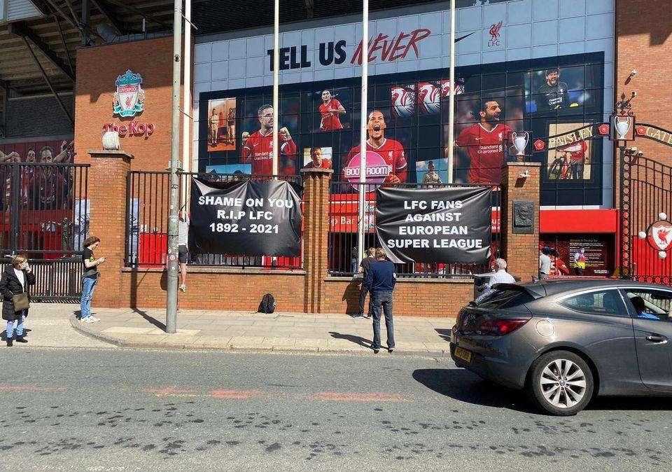 Superlega, i tifosi del Liverpool boicottano il club: gli striscioni appesi fuori Anfield - FT