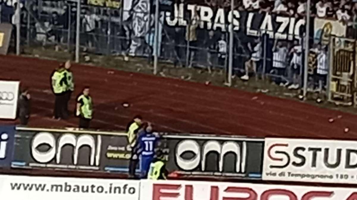 Empoli - Lazio, anche Akpa Apro sotto il settore ospiti a salutare i tifosi - FOTO