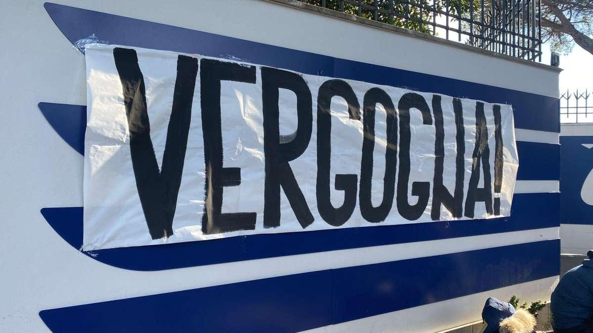 RIVIVI LA DIRETTA - Lazio, contestazione a Formello: cori e striscioni contro Lotito e Tare - FT&VD