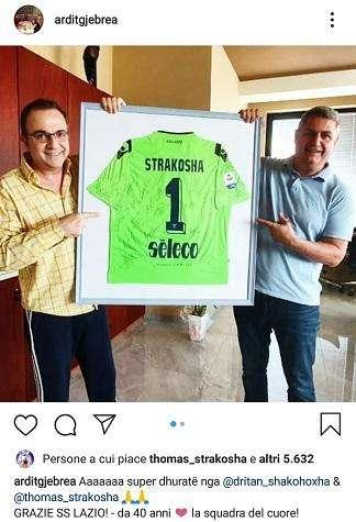 Strakosha, il regalo alla star albanese: "Grazie Lazio, la mia squadra da 40 anni" - FOTO