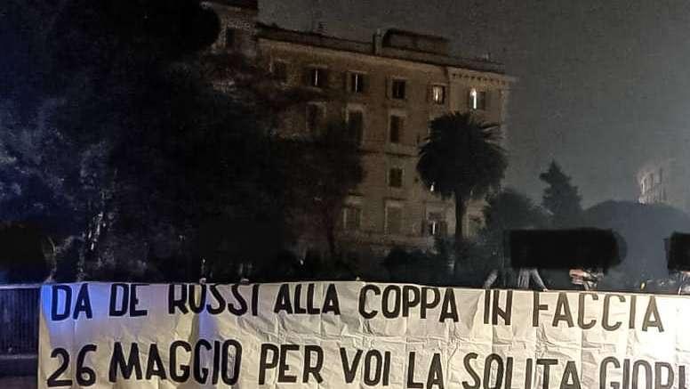 Lazio, striscione degli Irriducibili al Colosseo: "26 maggio la solita giornataccia" - FOTO