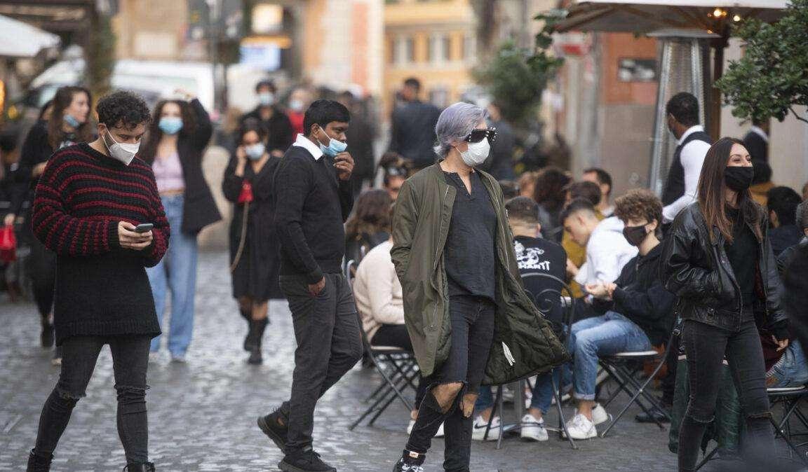 Covid, nuovo dpcm per Natale: aperture negozi fino alle 22, sì alle cene fuori