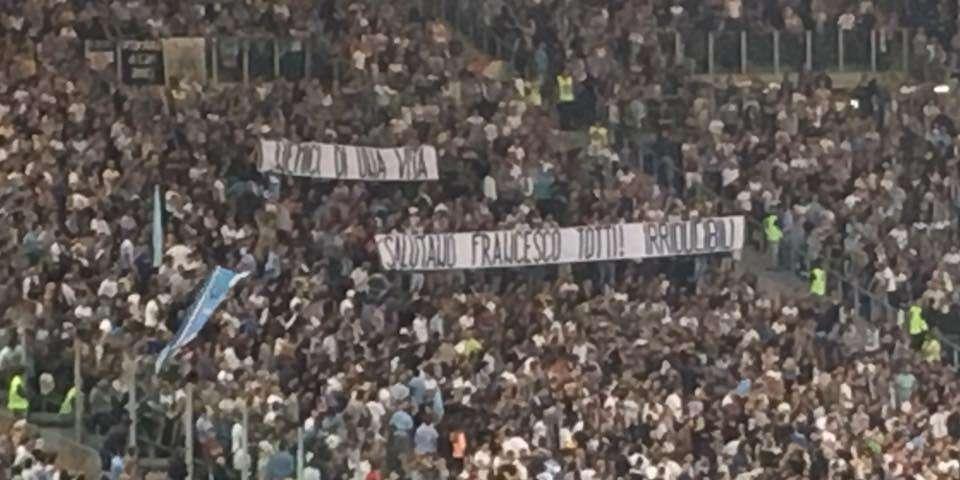 Lo striscione della Nord: "I nemici di una vita salutano Francesco Totti" - FOTO