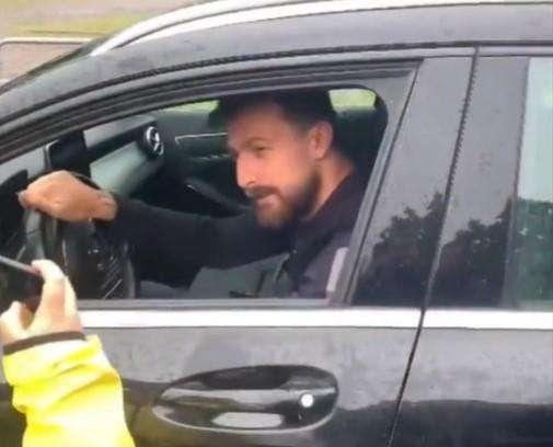Inter, clamoroso ad Appiano! Un tifoso regala ad Acerbi un retino: il motivo - VIDEO