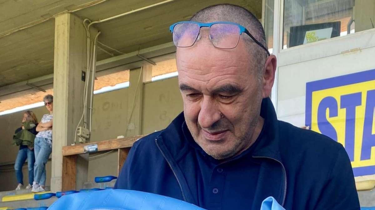 Lazio, Sarri e la maglia celebrativa dello Scudetto '74: l'omaggio al mister