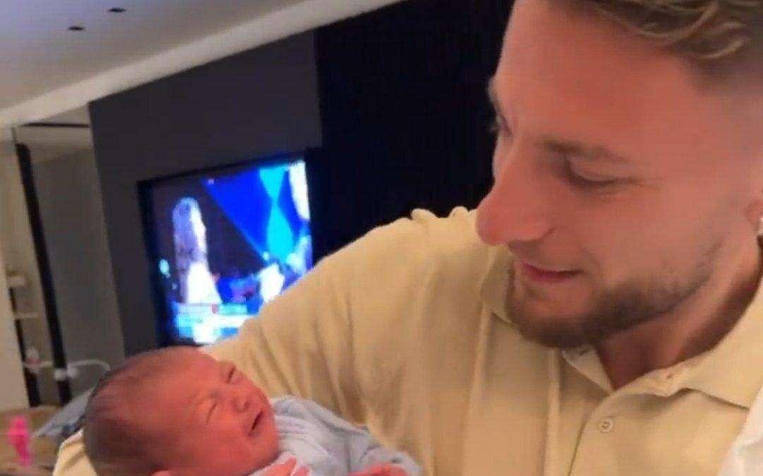 Zaccagni, il piccolo Thiago conosce zio Ciro: l'incontro con Immobile - FOTO