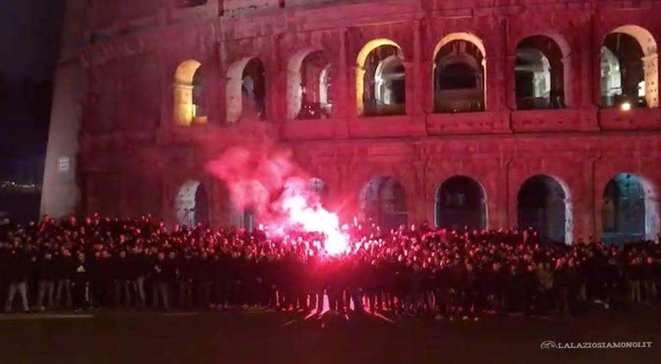 Lazio, i tifosi dell'Eintracht agitati: il video sotto al Colosseo