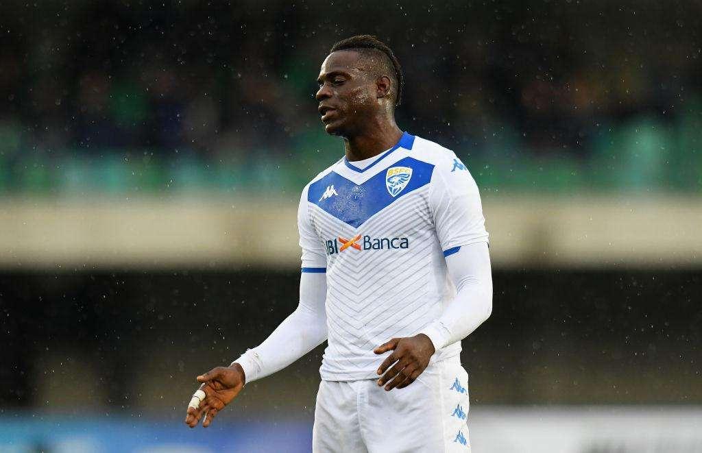Verona - Brescia, cori razzisti: Balotelli lancia la palla sugli spalti