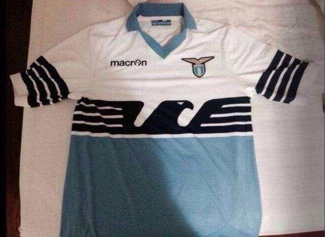 Lazio, ecco svelata la maglia con l'aquila del -9 - FOTO