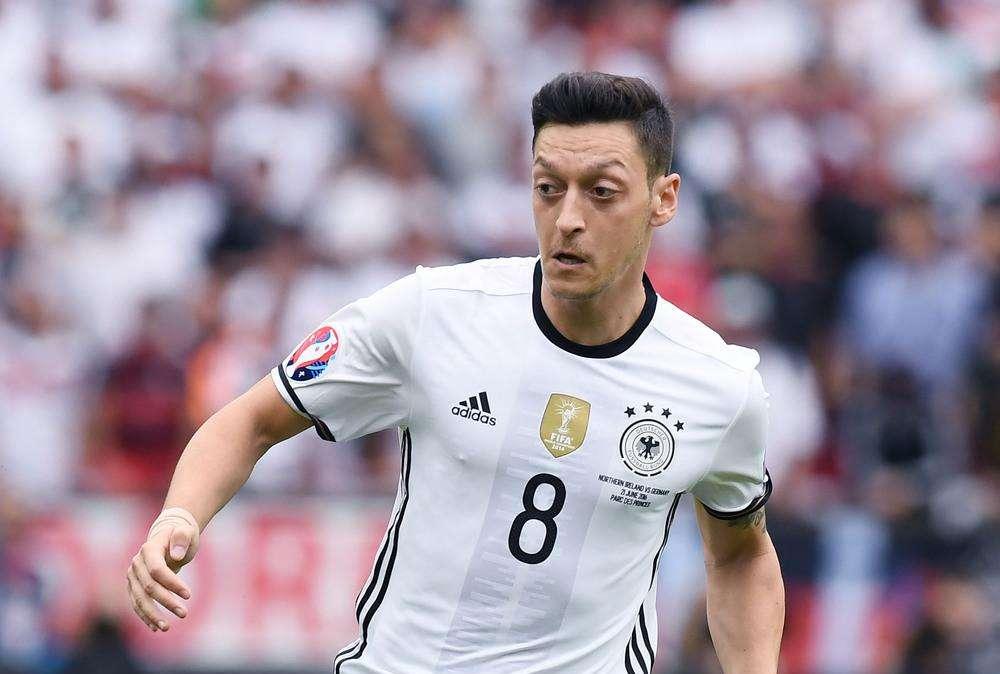 Ozil dice addio al calcio? Lui chiarisce: "Non lascerò finché non raggiungerò degli obiettivi con il Fenerbahçe"