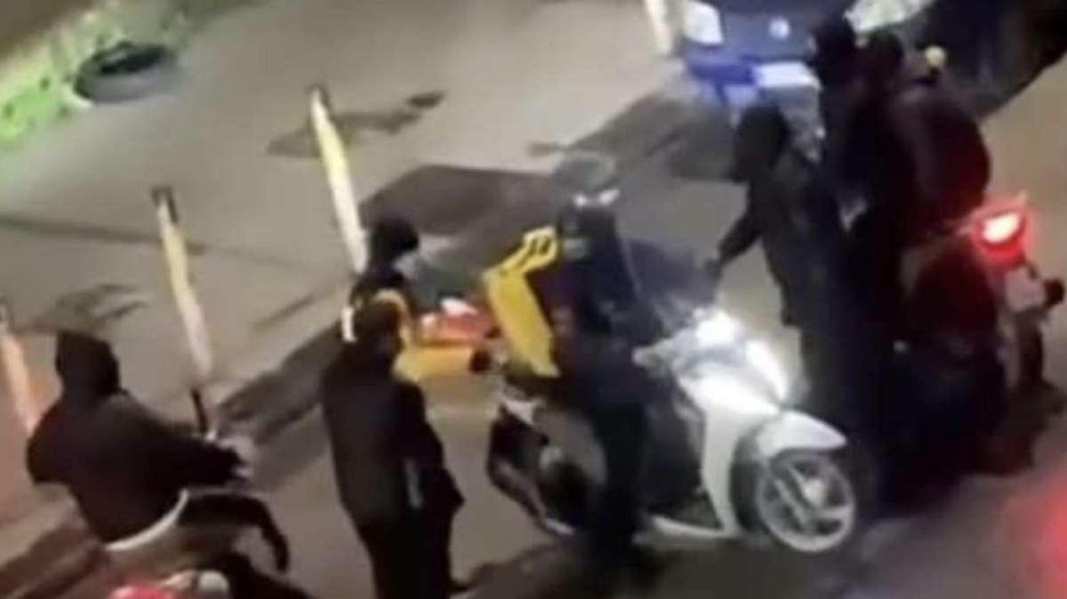 Napoli, il rider derubato dona 4000 euro all’associazione Cannavaro-Ferrara 