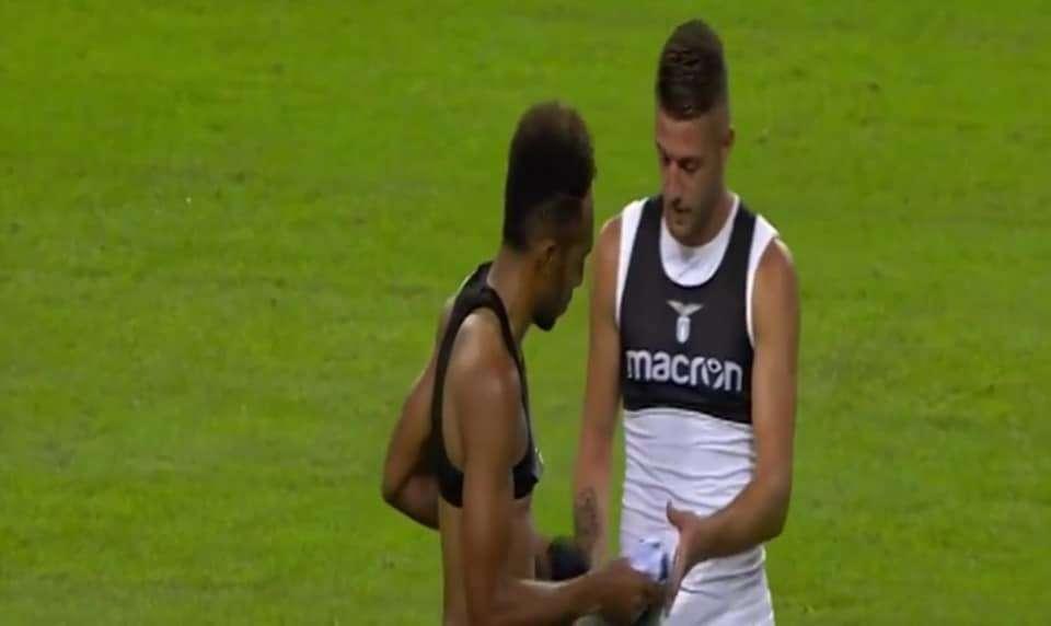 Arsenal - Lazio, abbracci e complimenti tra Milinkovic e Aubameyang. Poi lo scambio di maglia - FOTO