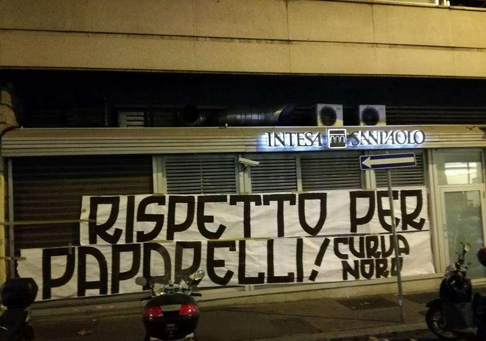 "Rispetto per Paparelli": la Curva Nord espone striscioni sotto la sede romana di Radio24
