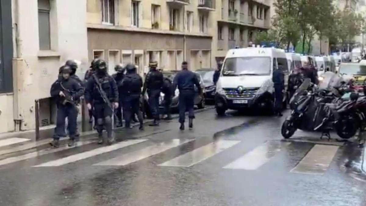 Parigi, attacco vicino all'ex sede di Charlie Hebdo: attentatori in fuga