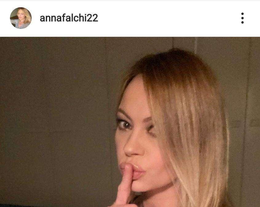 Il nuovo scatto social di Anna Falchi: “Silenzio, parla la Lazio” - FT