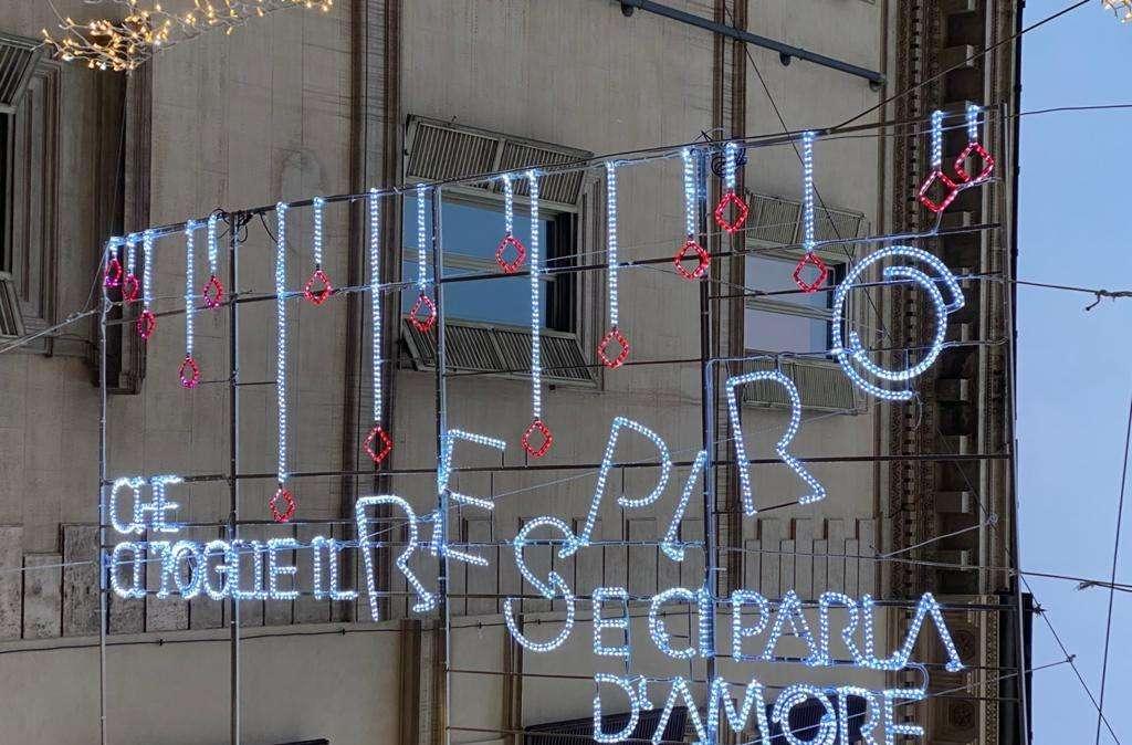 In via del Corso le luminarie con i versi di romani celebri: ma c'è anche l'inno giallorosso - FOTO
