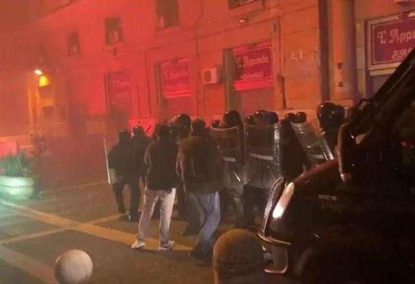 Covid / Lockdown? A Napoli ora è guerriglia sotto la Regione, aggredito inviato Sky