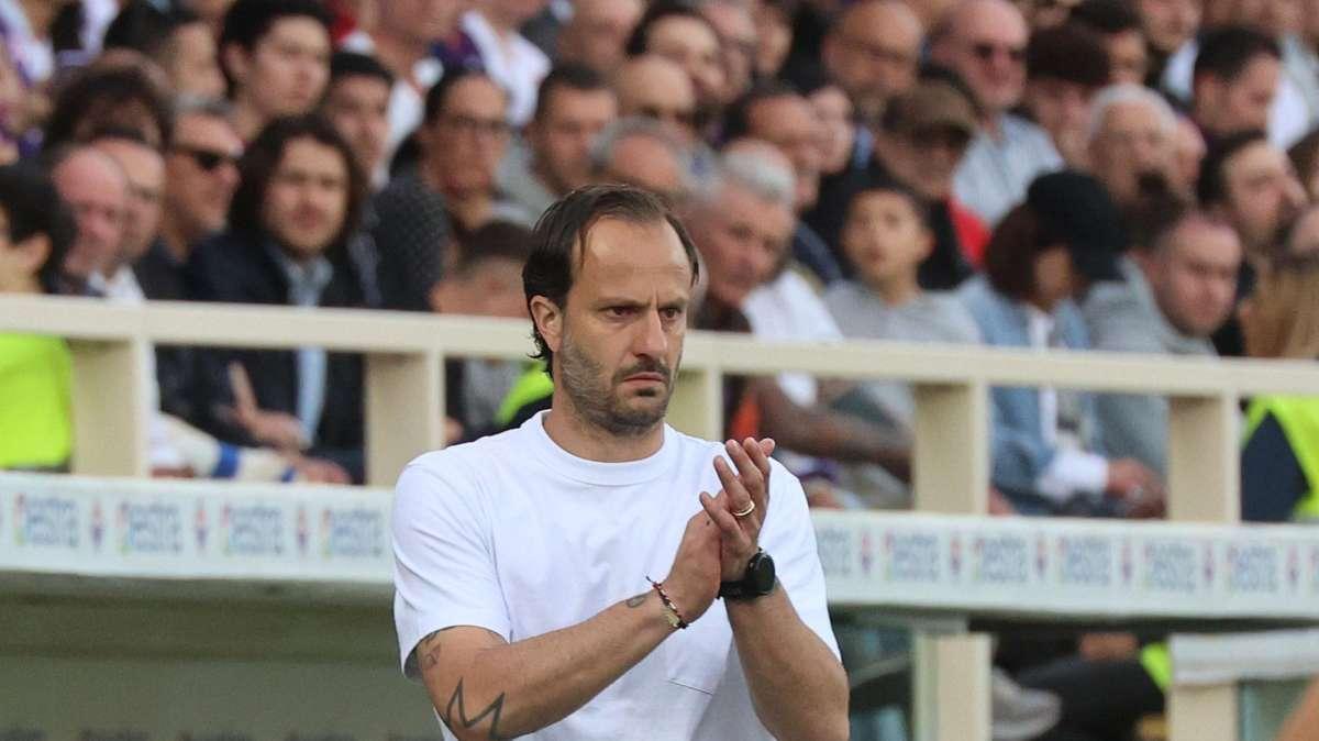 Genoa, in campo nel pre gara contro la Lazio con una maglia speciale: i dettagli 
