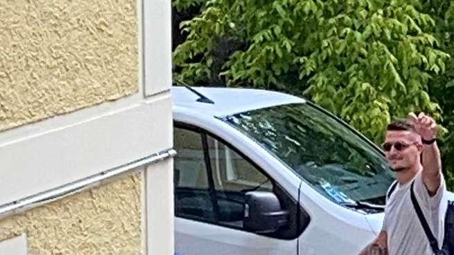 Lazio, Milinkovic arriva in ritiro. "Resta alla Lazio!", il Sergente alza il pollice - VIDEO
