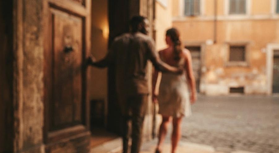 Roma, orrore nel rione Monti: 56enne aggredita, sequestrata e violentata in casa