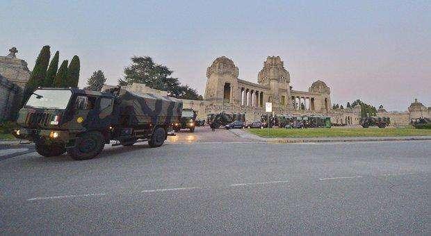 Bergamo, ancora un convoglio militare: altre 70 bare portate via