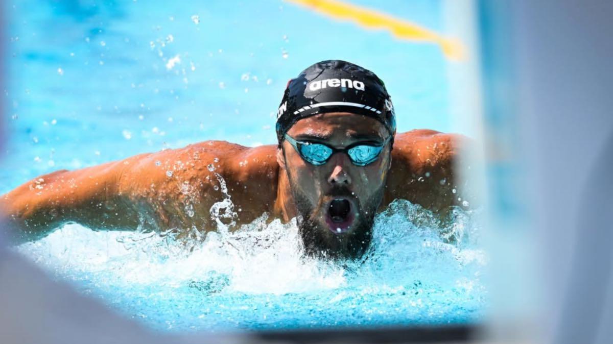 Europei di nuoto, Ceccon in vasca col costume sbagliato: cosa è successo