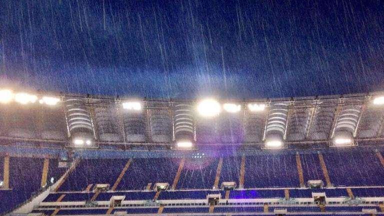 Lazio - Milan, l'allerta meteo non ferma i tifosi: in 40mila attesi all'Olimpico. E il rischio rinvio c'è...