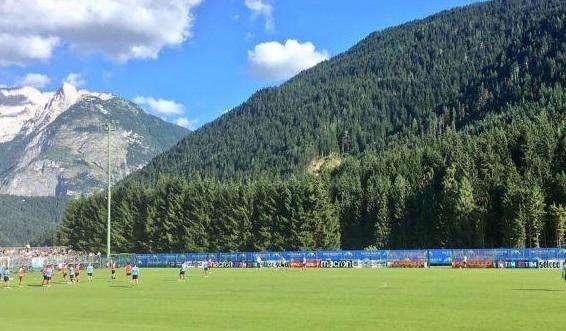 Lazio, presentazione ad Auronzo: la squadra sfila con la maglia Champions