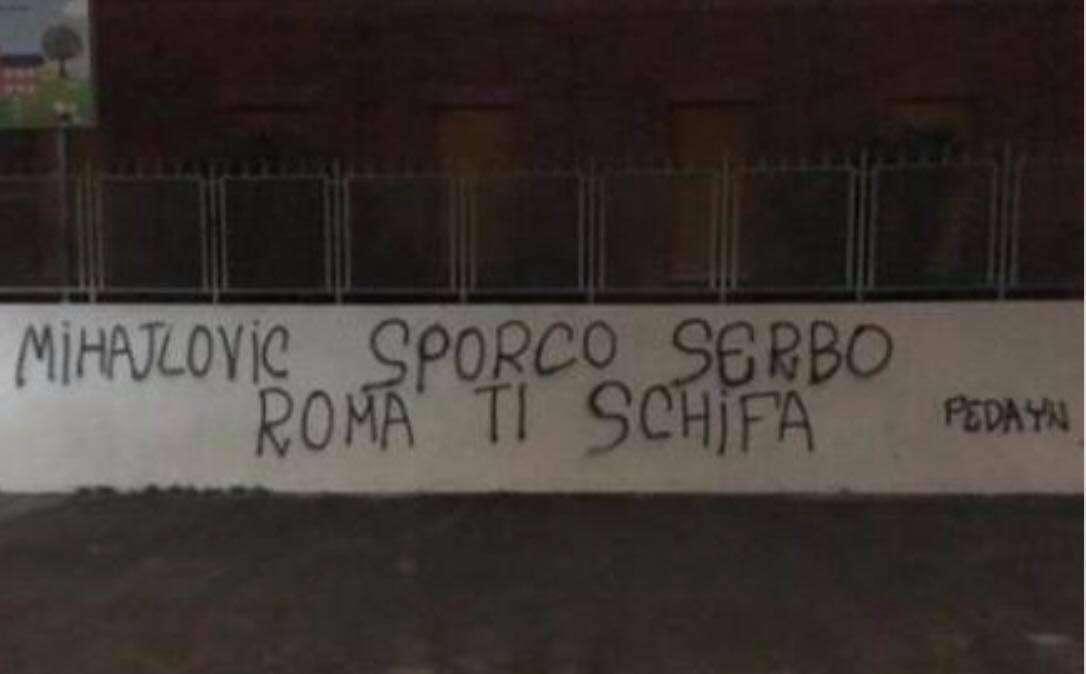 Mihajlovic, scritta razzista degli ultras della Roma: “Sporco serbo" - FOTO