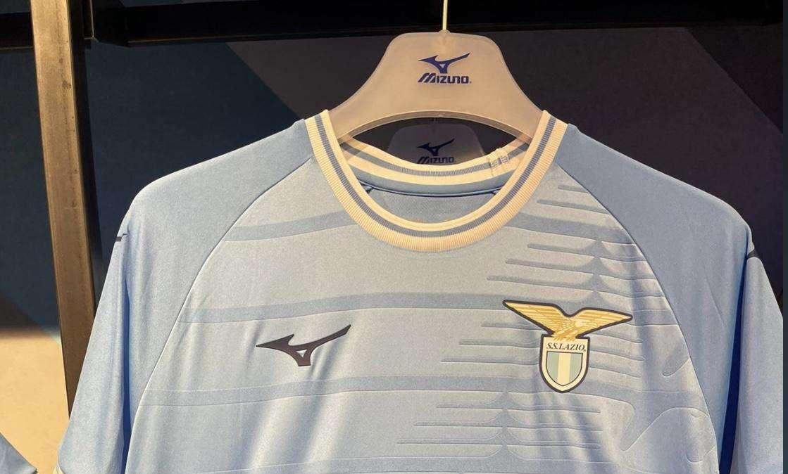 Lazio, le maglie in vendita a via di Propaganda: file ed entusiasmo - FOTO