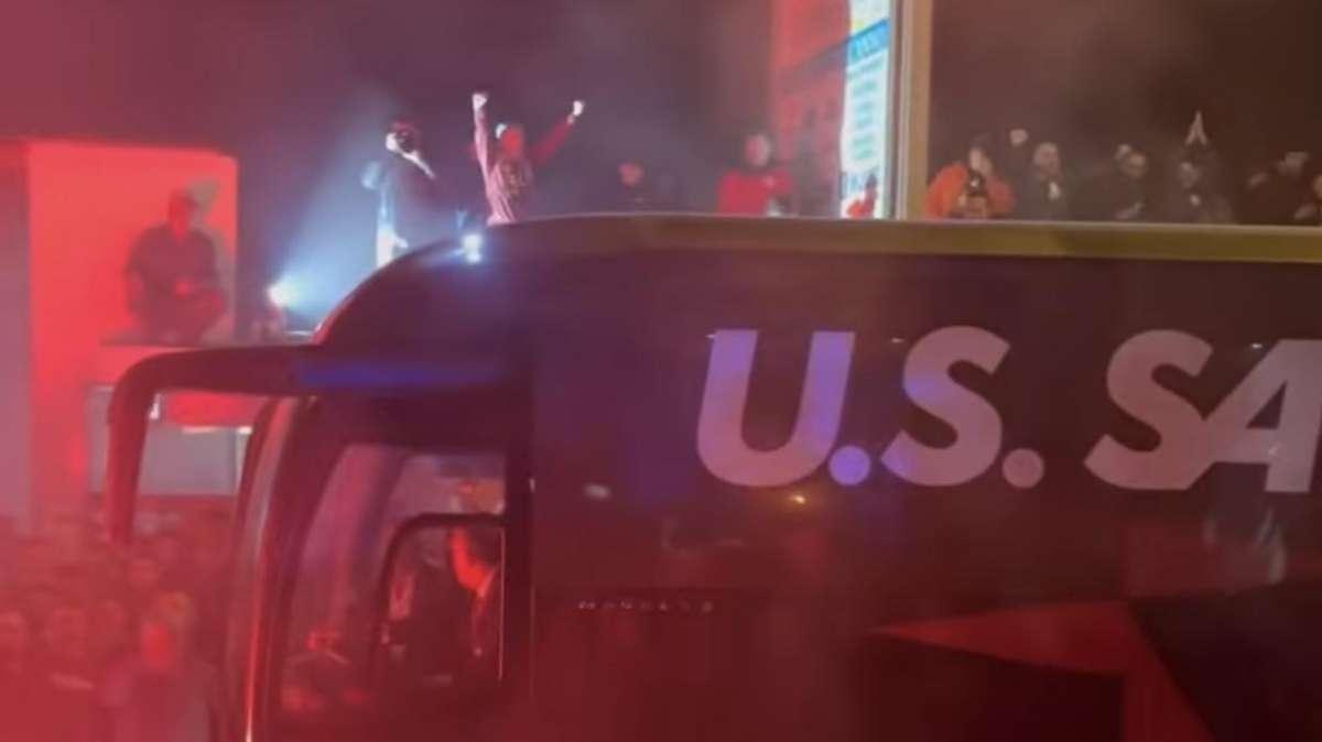 Salernitana, grande festa in città: cori e fuochi d'artificio - VIDEO