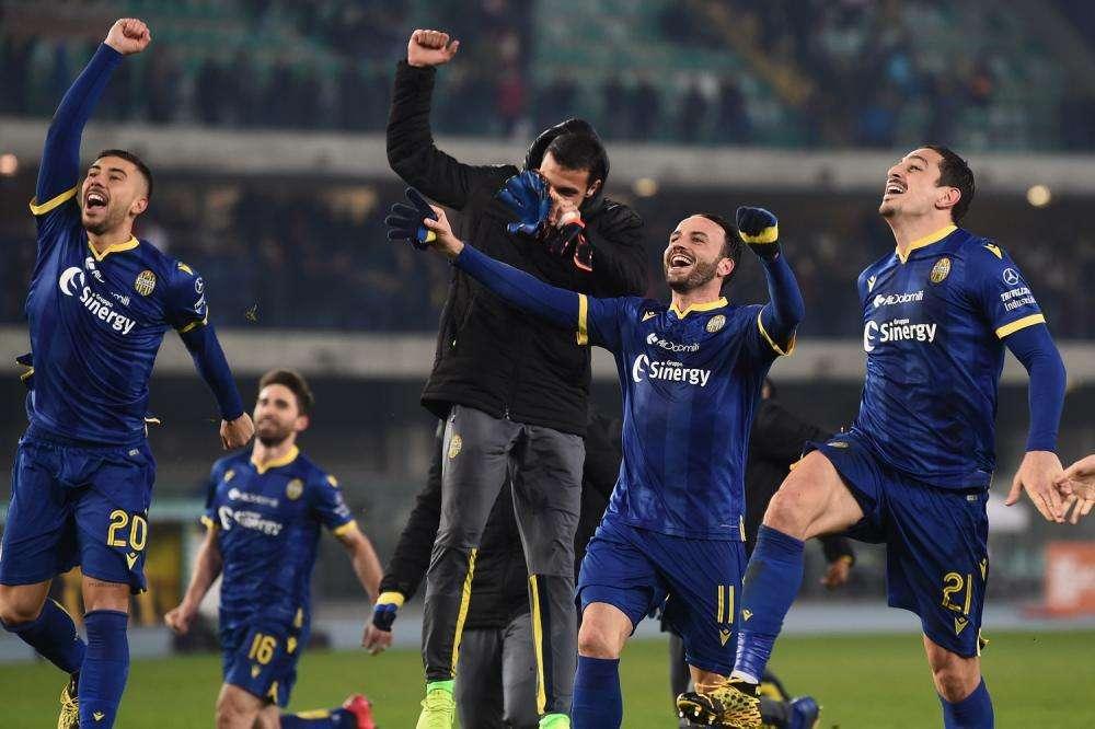 Hellas Verona - Cagliari, 2-1 e un espulso per parte: vincono i gialloblù
