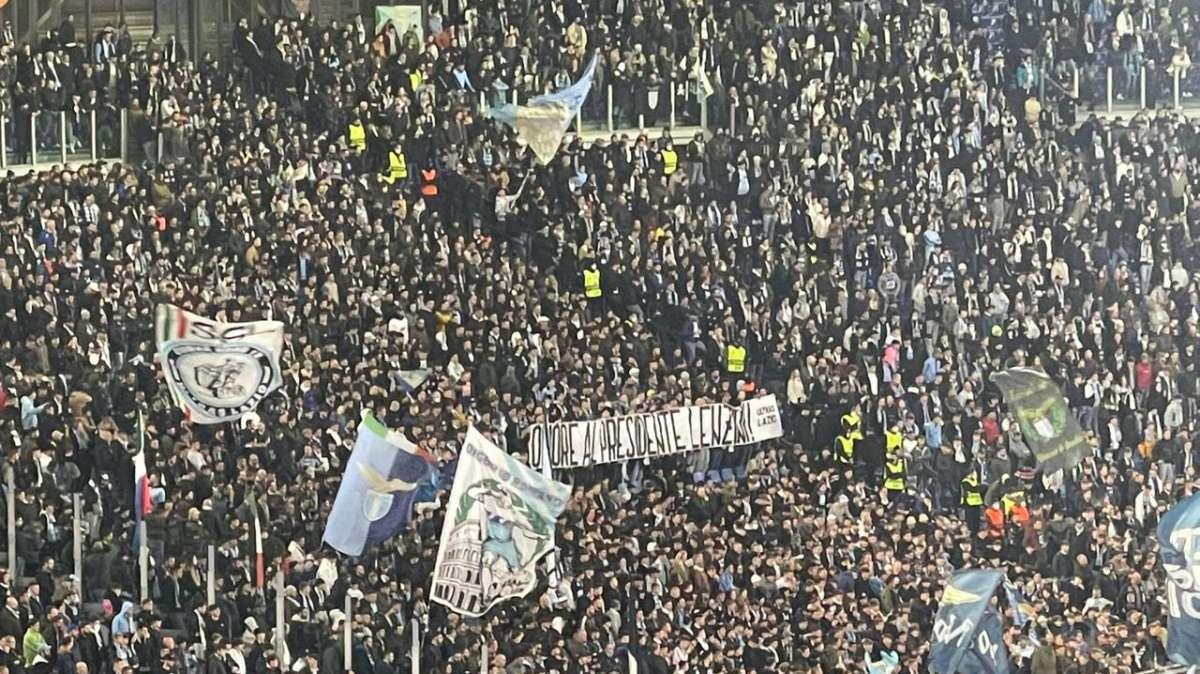 Lazio - Porto, all'Olimpico l'omaggio per Lenzini: lo striscione della Nord - FOTO